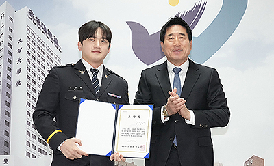 260212 Kim Jae-rok politsiya xodimiga mukofot berish marosimi mini-rasm